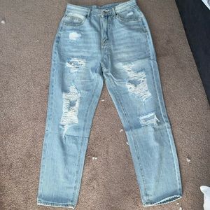 Ripped high waisted jeans! Never worn. Perfect condition.